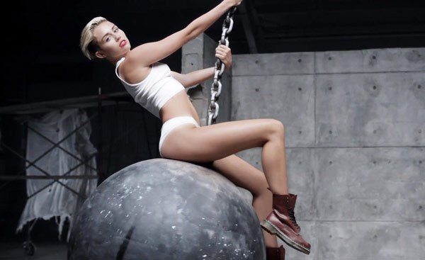 Miley Cyrus subida a la bola de la mercadotecnia